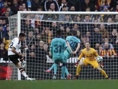 El Valencia, con dos goles de Maxi Gómez, supera al inofensivo y vulnerable equipo de Quique Setién