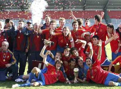 El equipo español posa con la copa tras la final del Europeo sub 17.