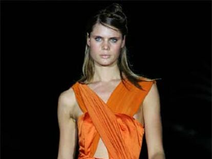 Modelo de Amaya Arzuaga en la Pasarela Cibeles.