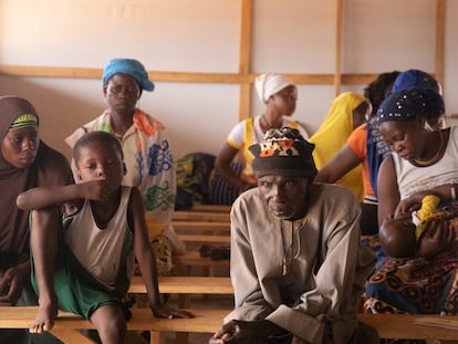 Un grupo de personas aguarda en la sala de espera de la clínica de la ciudad Kongoussi, en el centro de Burkina Faso.