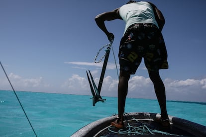 Un pescador toma el ancla de su balsa en Isla Providencia, en 2023.