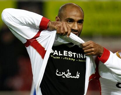 Kanoute exhibe una camiseta a favor de Palestina en un Sevilla-Deportivo de 2009. / REUTERS