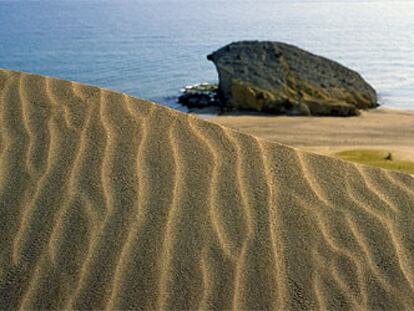 La playa de Mónsul, en el cabo de Gata (Almería), tiene una gran roca en el centro y una duna móvil.