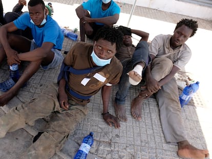 Un grupo de subsaharianos heridos descansan después de saltar la valla de Melilla, el pasado mes de agosto.