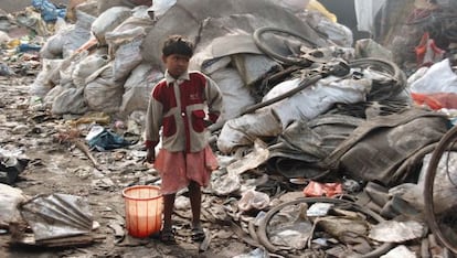 Un niño dalit recorre uno de los suburbios de Varanasi (India).