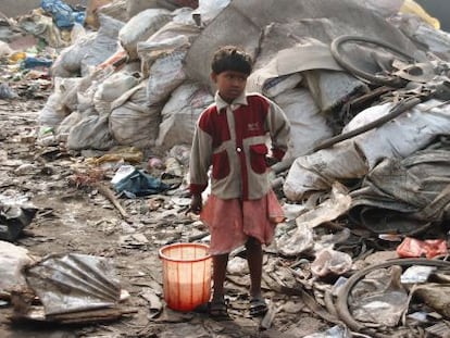 Un niño dalit recorre uno de los suburbios de Varanasi (India).