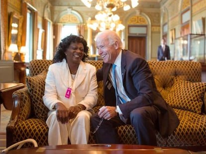 El vicepresidente de EE UU, Joe Biden, junto a la l&iacute;der de las damas de Blanco, Berta Soler.