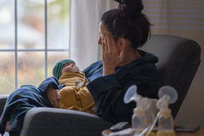 Una mujer sostiene a un bebé recién nacido.