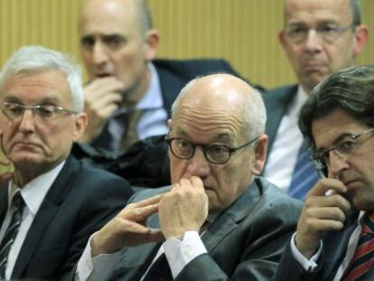 Los directivos del FC Barcelona Antoni Freixa (d, primera fila); Carles Vilarrubí (2º d, primera fila); Jordi Cardoner (1º d, segunda fila) y Jordi Moix ((i 2 fila) escuchan al presidente del Barcelona, Josep Maria Bartomeu, este jueves.
