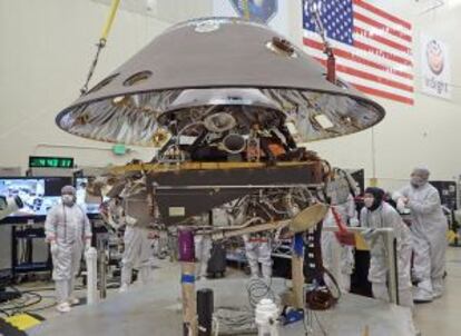 Montaje de la sonda espacial `InSight, en el escudo protector de descenso al suelo de Marte.