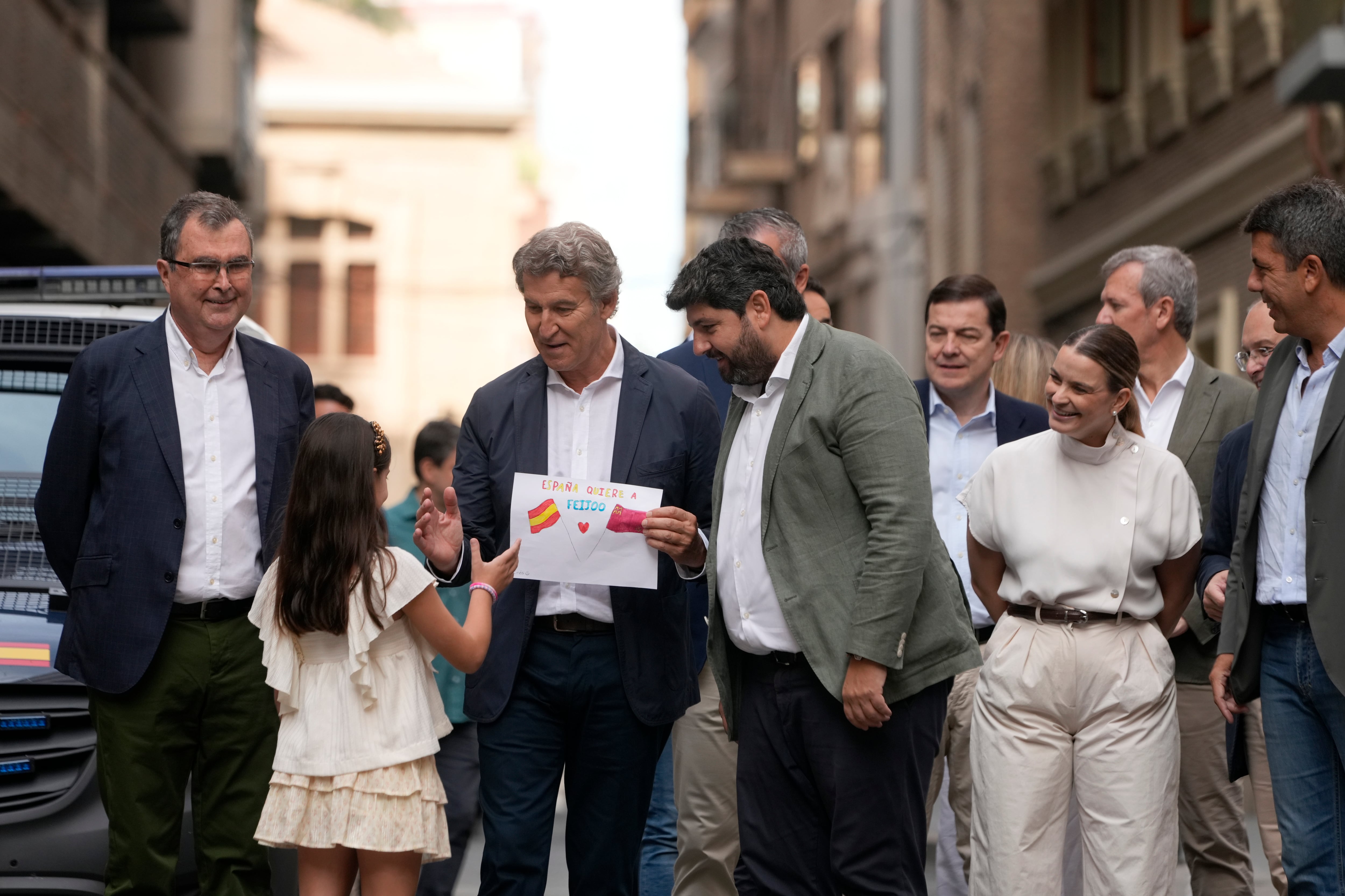 Alberto Núñez Feijóo, acompañado de los presidentes autonómicos, llega al acto de clausura, celebrado este domingo en Murcia.  