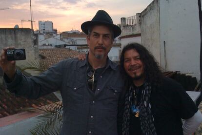 Howe Gelb y, a la derecha, Raimundo Amador.