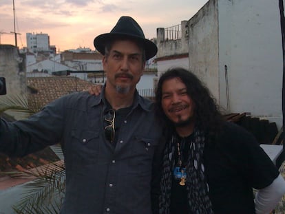 Howe Gelb y, a la derecha, Raimundo Amador.