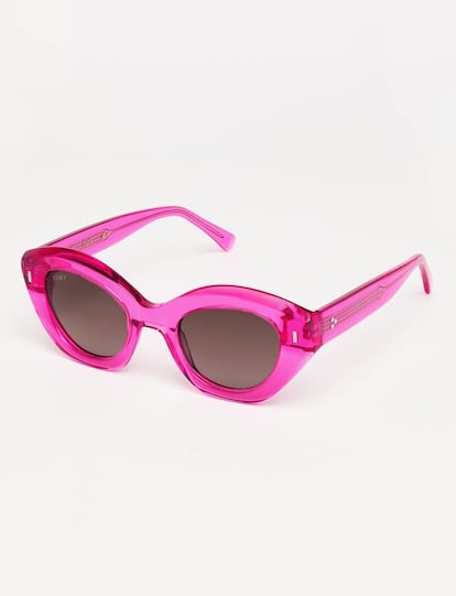 Las gafas de sol Giulia, de Tiwi, se inspiran en las musas modernas del arte y la música. Con una montura de estilo 'cat-eye' de color rosa, sus cristales se tiñen de un tono burdeos para reforzar su estética sofisticada.