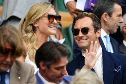 El actor Jude Law y su esposa, Phillipa Coan, durante el primer partido correspondiente a las semifinales de Wimbledon.