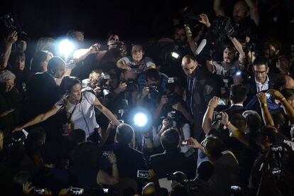 Periodistas toman fotografías del presidente catalán Carles Puigdemont (abajo derecha) y el vicepresidente Oriol Junqueras (abajo izquierda).