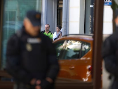 El desahucio de Maricarmen en el barrio del Retiro de Madrid, en imágenes