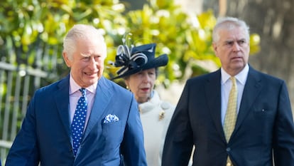 Carlos III de Inglaterra y sus hermanos, la princesa Ana y el príncipe Andrés