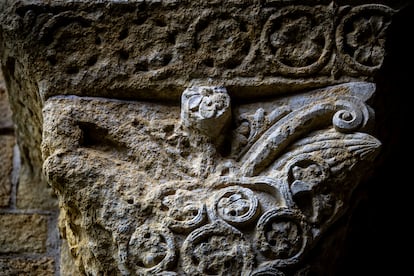 Capitel que se conserva en el interior del monasterio y en el que se aprecia el daño sufrido por la piedra caliza debido a la filtración de una humedad ya resuelta.