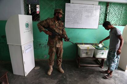 Unos 106 millones de electores están llamados a las urnas en un país de 207 millones de personas, para elegir a sus diputados para los próximos cinco años. La formación ganadora será llamada a formar el nuevo gobierno federal. En la imagen, un policía permanece en guardia en un colegio electoral en Karachi (Pakistán).