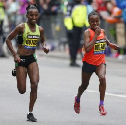 Rotich, a la izquierda, y Dibaba, en el sprint final de la carrera femenina.