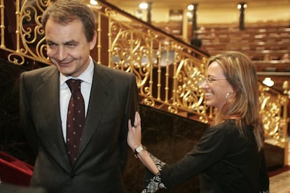 El presidente del Gobierno, José Luis Rodríguez Zapatero (i), junto a la también socialista Carme Chacón (d), en el hemiciclo del Congreso de los Diputados, durante el pleno en el que se realizaron las primeras votaciones de los Presupuestos Generales del Estado para 2006.
