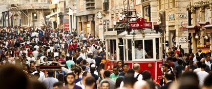 Un tranvía recorre la calle peatonal Istiklal