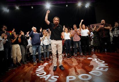 El secretario general de Podemos Pablo Iglesias (centro), durante su participación en un mitin en A Coruña acompañado por los candidatos al Congreso, este domingo. 