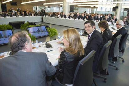 El <i>lehendakari,</i> Patxi López (en el centro), y la presidenta del Parlamento, Arantza Quiroga (a su izquierda), ayer en la cita de Bilbao.