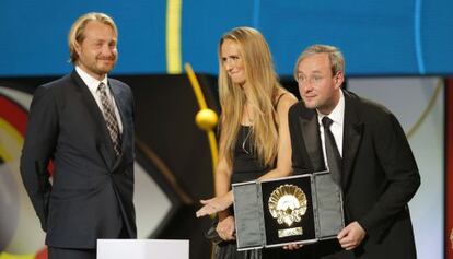 Agachado, el director R&uacute;nar R&uacute;narsson, en compa&ntilde;&iacute;a de su equipo, tras recibir la Concha de Oro, ayer, por su pel&iacute;cula &#039;Sparrows&#039;.