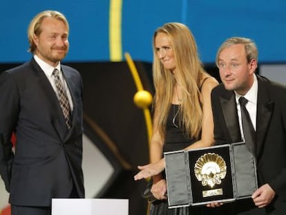 Agachado, el director R&uacute;nar R&uacute;narsson, en compa&ntilde;&iacute;a de su equipo, tras recibir la Concha de Oro, ayer, por su pel&iacute;cula &#039;Sparrows&#039;.