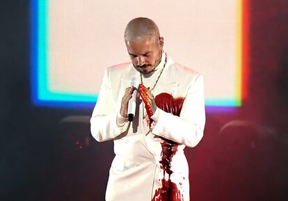 J Balvin, durante su presentación en los Grammy Latinos.