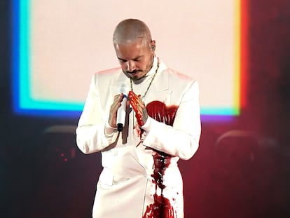 J Balvin, durante su presentación en los Grammy Latinos.