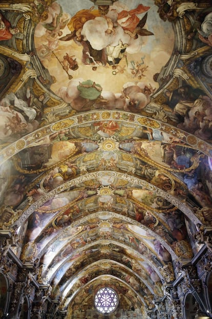 Vista general de los frescos del techo de la Iglesia de San Nicolás.