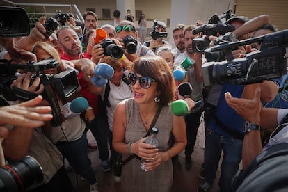 Juana Rivas, el día de su juicio en julio de 2018, en la puerta del juzgado de Granada.