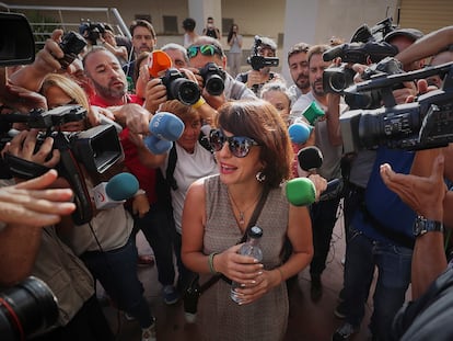 Juana Rivas, el día de su juicio en julio de 2018, en la puerta del juzgado de Granada.