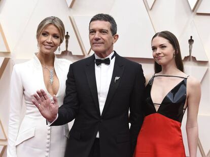 Antonio Banderas junto a su novia, Nicole Kimpel, y a la derecha su hija Stella del Carmen.