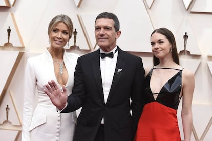 Nicole Kimpel, Antonio Banderas y Stella del Carmen Banderas, en la alfombra roja de los premios Oscar, el pasado febrero, en Los Ángeles (California, EE UU).