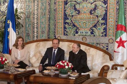 El presidente de Argelia, Abdelaziz Bouteflika, recibe a su homólogo francés, Fraçois Hollande, y a su compañera, Valérie Trierweiler.