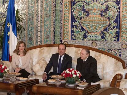 El presidente de Argelia, Abdelaziz Bouteflika, recibe a su hom&oacute;logo franc&eacute;s, Fra&ccedil;ois Hollande, y a su compa&ntilde;era, Val&eacute;rie Trierweiler.