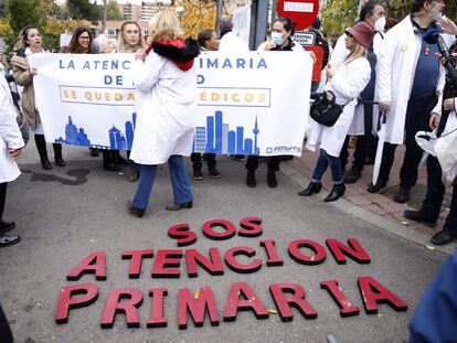 Médicos de Atención Primaria, durante la concentración de este lunes frente a la Gerencia de Atención Primaria de la Comunidad de Madrid.