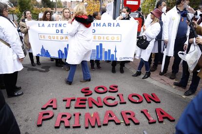 Médicos de Atención Primaria, durante la concentración de este lunes frente a la Gerencia de Atención Primaria de la Comunidad de Madrid.