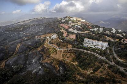 Imagem aérea do incêndio de Coín em Málaga. 2017 superou a média da última década: maior número de incêndios florestais, de superfície afetada e de grandes incêndios. Em um contexto de mudança climático e de população separada do bosque, os grandes incêndios florestais converteram-se em uma prioridade ambiental e em um problema de segurança nacional de primeiro nível.