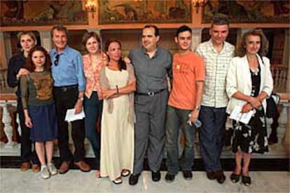 De izquierda a derecha, Miriam Montilla, Cristina Arranz, José Luis Pellicena, ana Gracia, susana Hernández, Ricard Borrás, Guillermo Muñoz, Carles Sans y Silvia Cassanova, en San Sebastián.