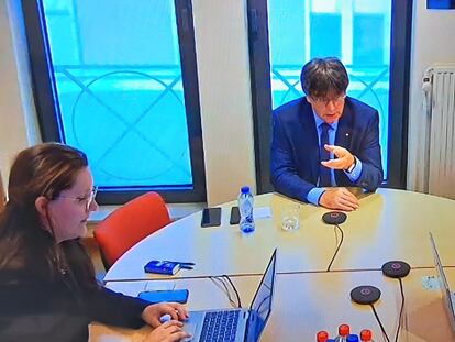 El expresidente catalán Carles Puigdemont comparece por videoconferencia, el 30 de junio, en el juicio en la Audiencia de Barcelona al 'exconseller' Miquel Buch y al 'mosso' Lluís Escolà por presuntamente darle escolta en Bélgica tras la aplicación del artículo 155.