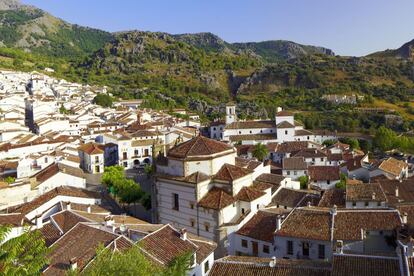 Integrado en la ruta de pueblos blancos de la sierra de Grazalema, las blancas fachadas de Grazalema, de 2.165 habitantes, lucen bajo el sol gaditano y en contraste con el verde entorno natural que lo rodea. Por extraño que parezca, se trata de la zona más lluviosa de la Península, una condición que explica que aquí se conserve uno de los mayores bosques de pinsapo, conífera casi desaparecida en la Europa occidental. Se trata de una zona protegida (parque natural y Reserva de la Biosfera desde 1977) pero se puede recorrer a través de rutas senderistas.