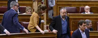 Albert Rivera y otros diputados de Ciudadanos abandonan el hemiciclo del Congreso.