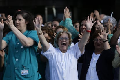 Diversas protestas y concentraciones se han sucedido a lo largo de toda la mañana en la tercera jornada de huelga de la sanidad pública. Entre los actos más llamativos, una campaña de donación de sangre entre las once y las dos de la tarde en la Puerta del Sol.