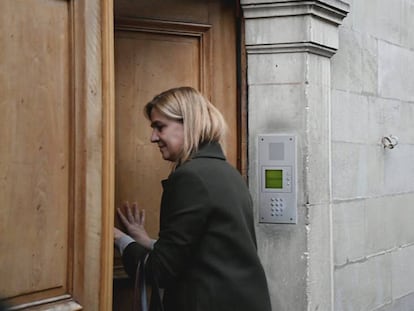 La Infanta Cristina de Borbón llega a su casa en Ginebra este lunes.