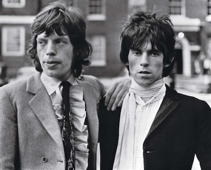 Keith Richards (68 años), guitarrista de los Rolling Stones, es sinónimo de éxito en la prensa británica. Una portada con su cara garantiza hoy un éxito de ventas. Junto a Mick Jagger, el 1 de julio de 1967, en Londres.